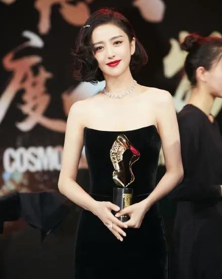 【一路佟行】無懼逆境！佳歌品牌代言人佟麗婭出席COSMO時(shí)尚盛典